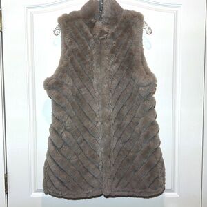 Jayley diagonal stripe faux fur Taupe gilet NWT. One Size